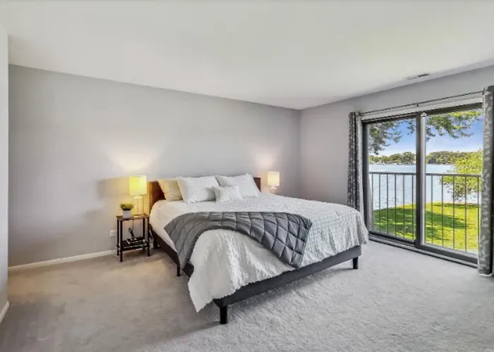 Holiday home Monthly And Seasonal Luxury Lakefront 5 Bedroom 5 Bath Estate *
