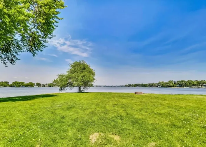 Monthly And Seasonal Luxury Lakefront 5 Bedroom 5 Bath Estate *