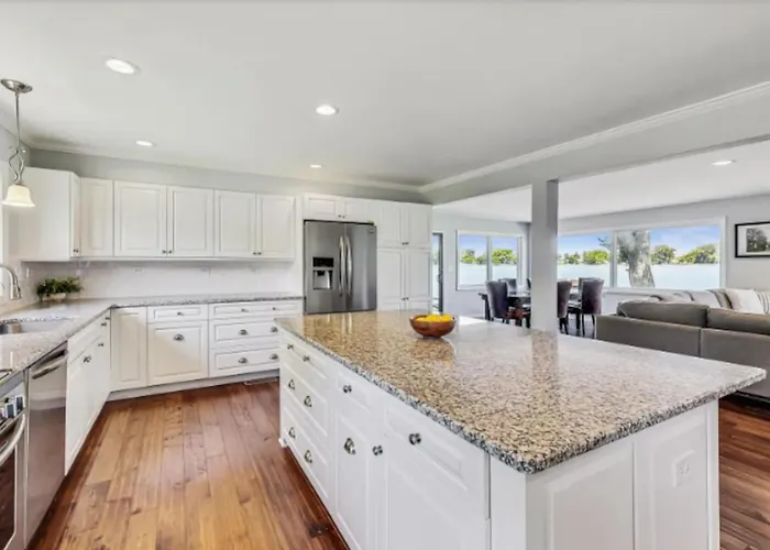 Monthly And Seasonal Luxury Lakefront 5 Bedroom 5 Bath Estate Holiday home *