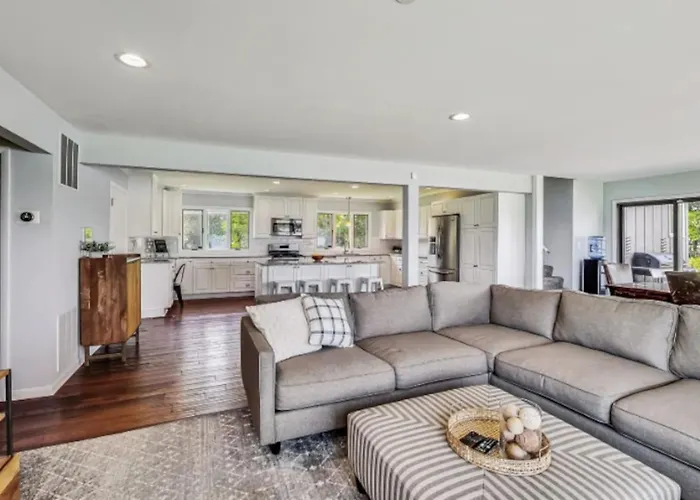 Holiday home Monthly And Seasonal Luxury Lakefront 5 Bedroom 5 Bath Estate Ingleside